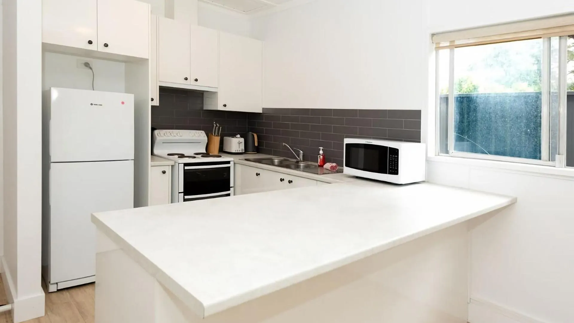 펜션 Blissful Beachfront Apartment 브룰리