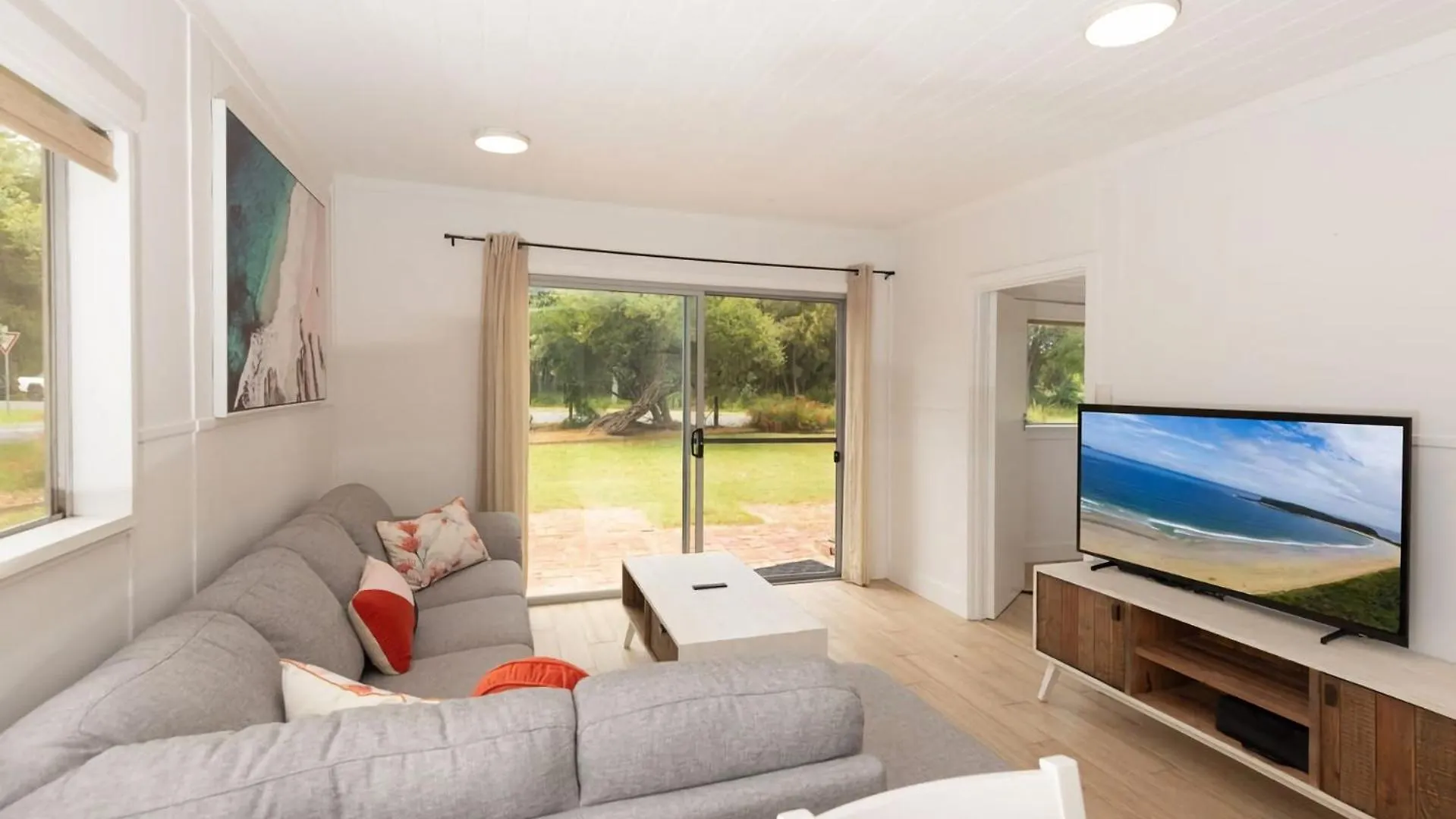 Blissful Beachfront Apartment 브룰리